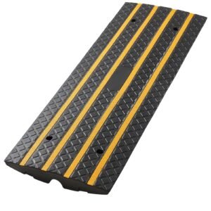 car driveway rubber curb ramp, 33069 lbs load capacity, 2.6 inch rise curbside bridge ramp with yellow reflective strips, suitable for loading dock, warehouse, garage, sidewalk (1 pack)